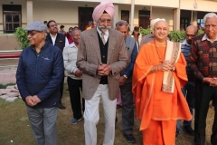 Visit-Swami-Nalinanand-Giri-Jee-in-School